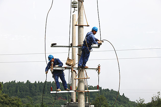 工作人員正在進(jìn)行忙著檢修變壓器